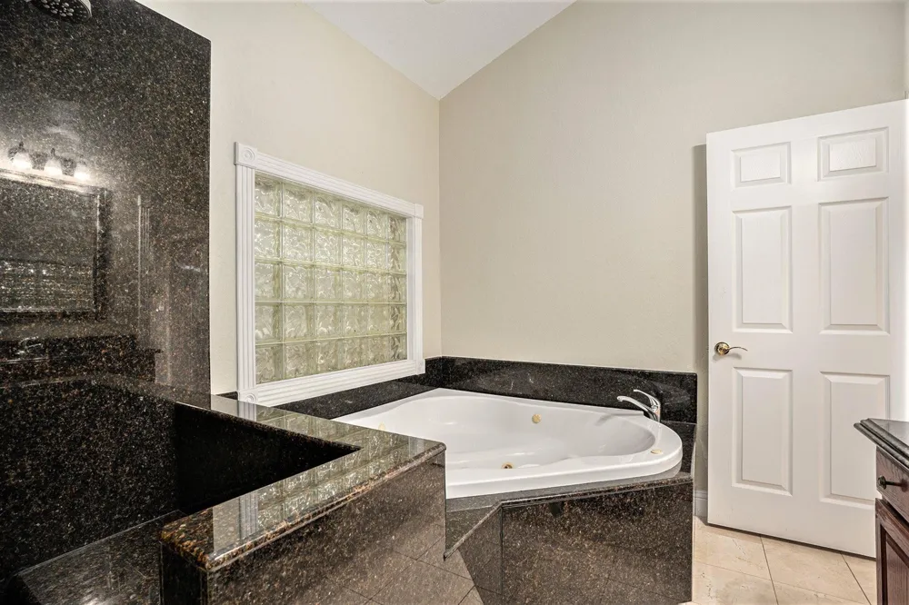 33 Maple Lane Galveston, TX 77551