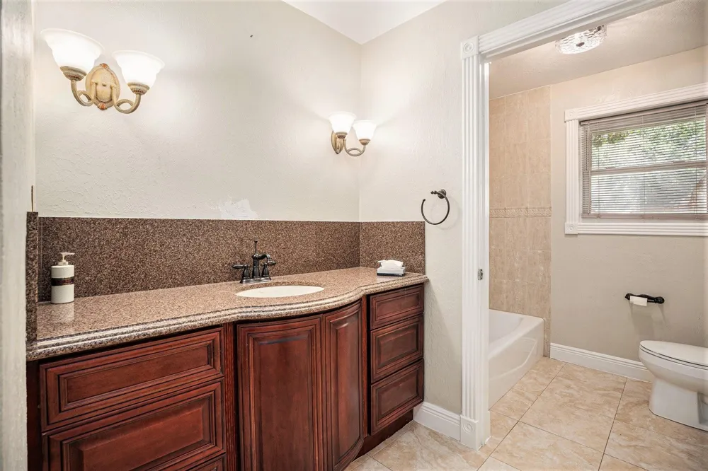 33 Maple Lane Galveston, TX 77551