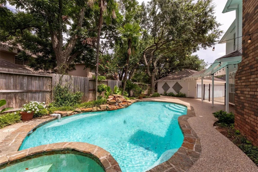 14 Sterling Court Sugar Land, TX 77479