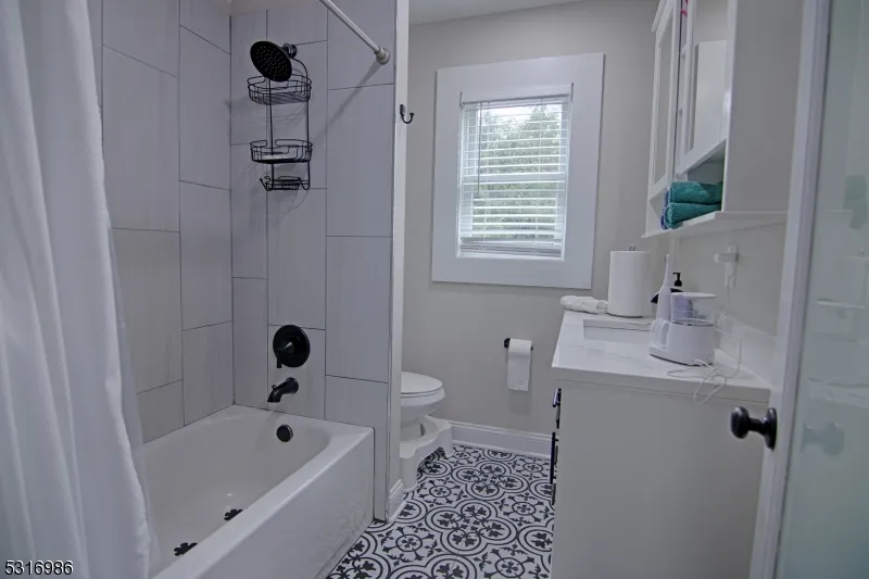 21 Seney Dr Bernardsville, NJ 07924