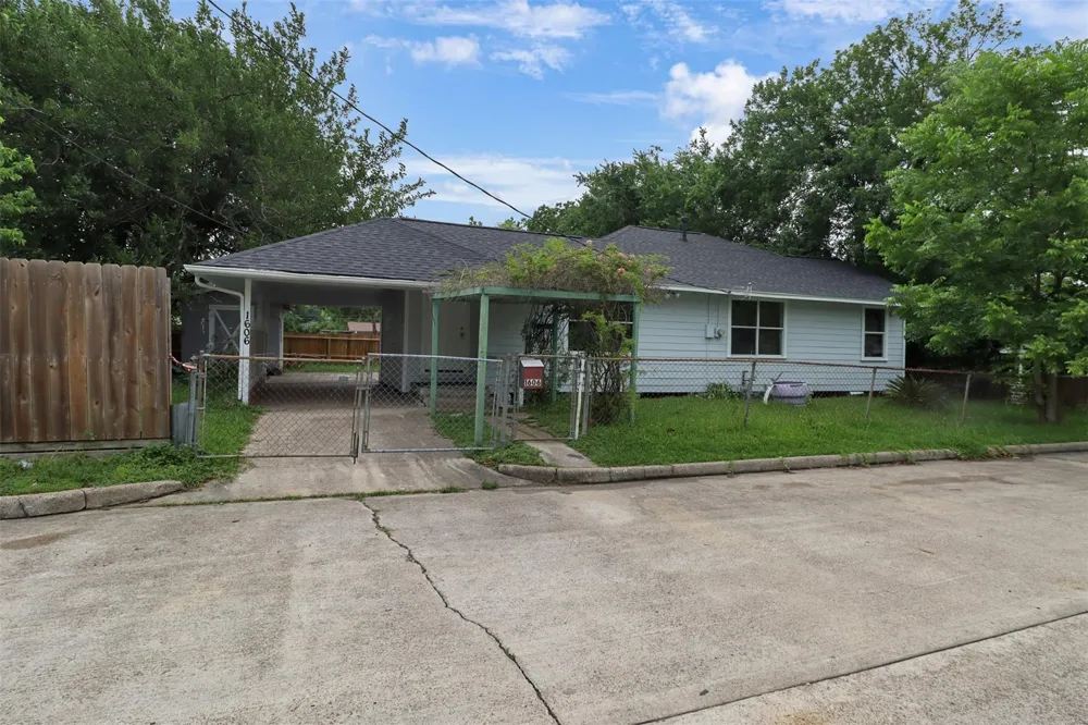 1606 W Humble Street Baytown, TX 77520