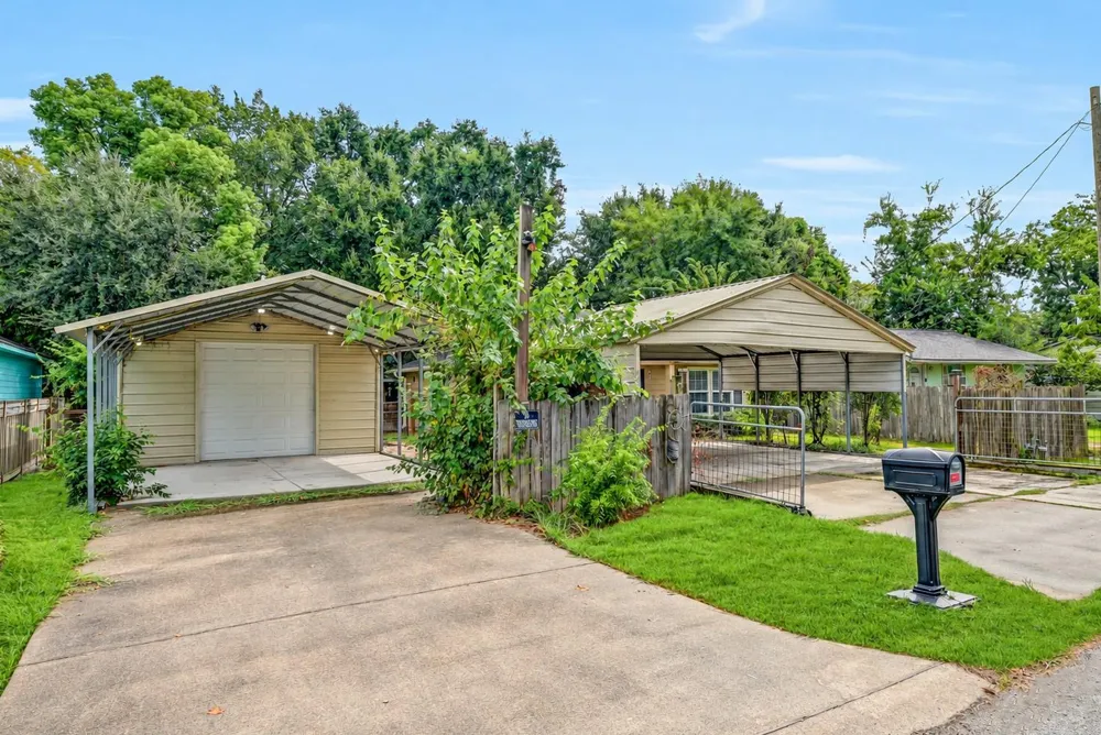 4221 Darby Street Bacliff, TX 77518