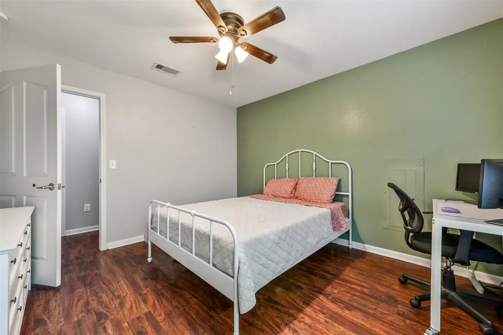 4221 Darby Street Bacliff, TX 77518