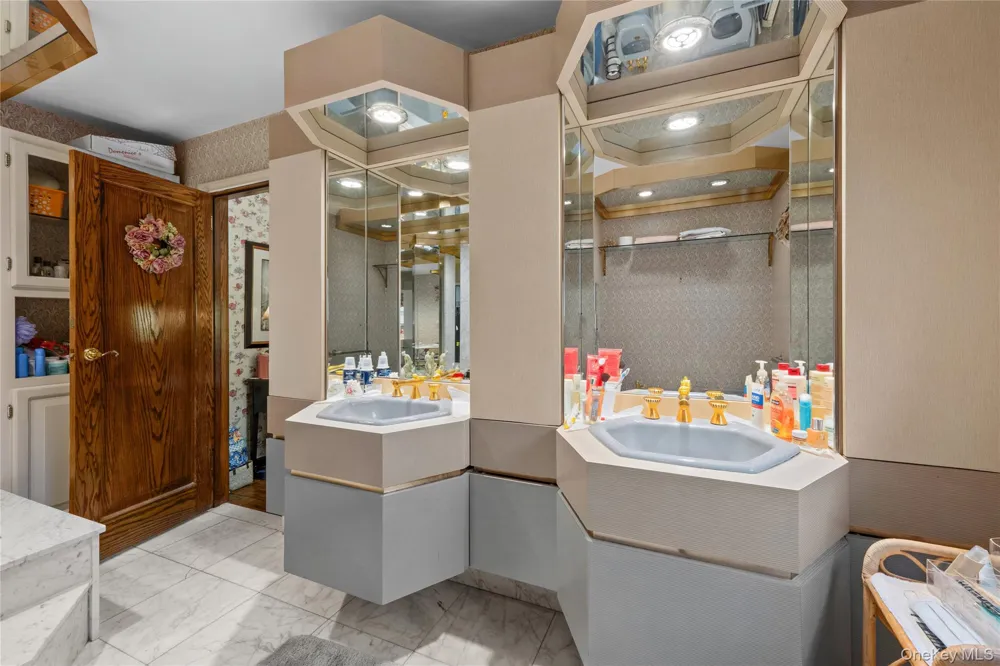 1 Jason Court Dix Hills, NY 11746