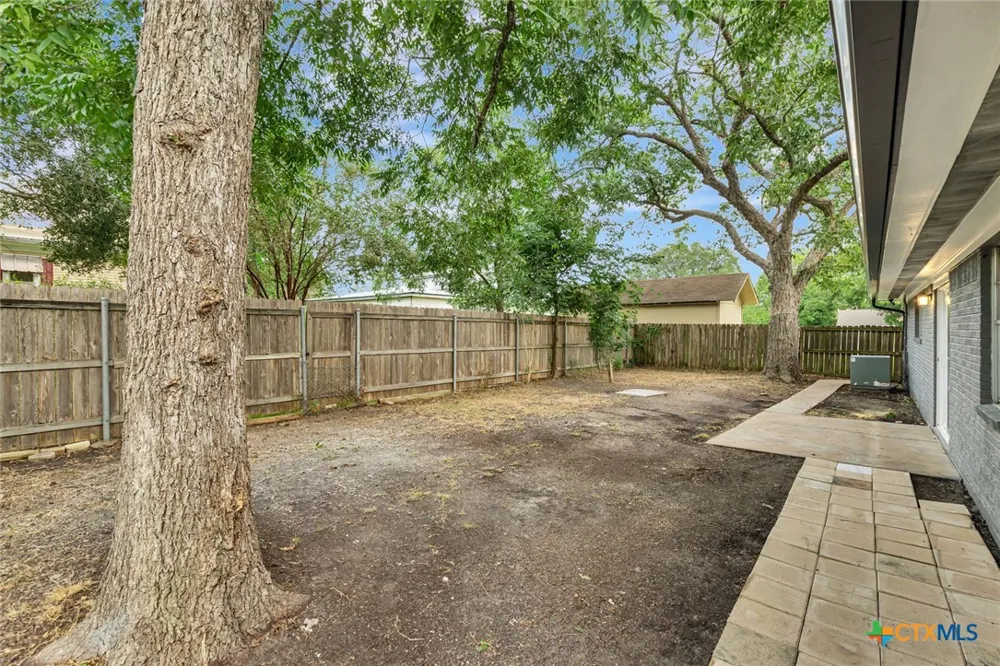 602 Market Street Hallettsville, TX 77964