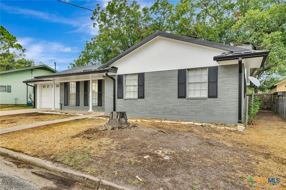 602 Market Street Hallettsville, TX 77964
