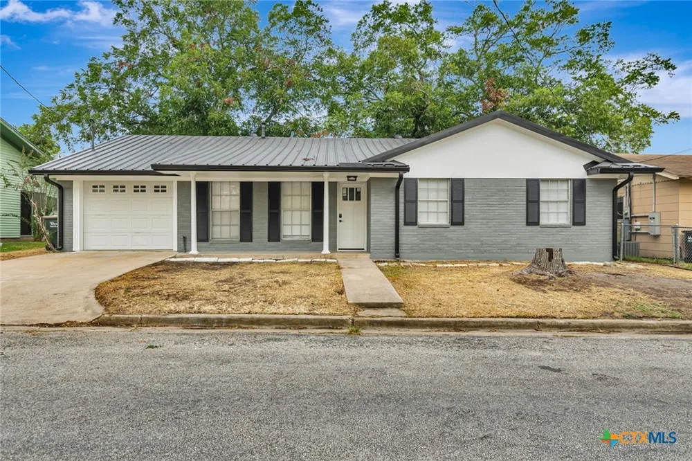602 Market Street Hallettsville, TX 77964
