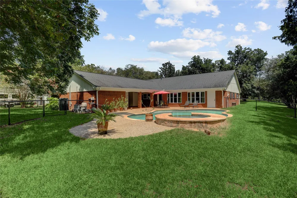 319 Garrett Road Wharton, TX 77488