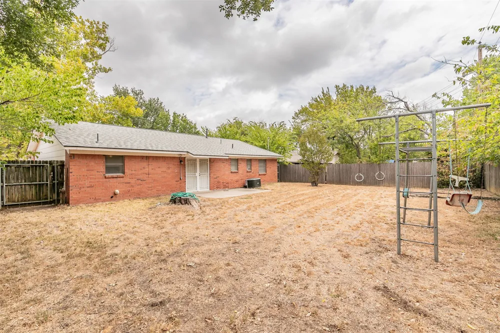7412 Meadowcrest Drive Fort Worth, TX 76112