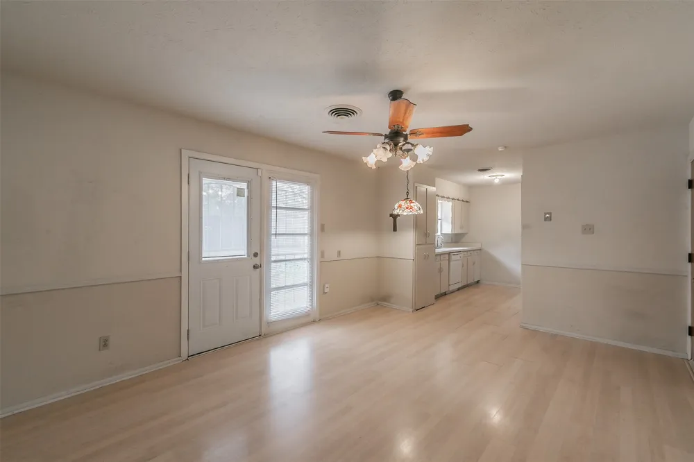 7412 Meadowcrest Drive Fort Worth, TX 76112