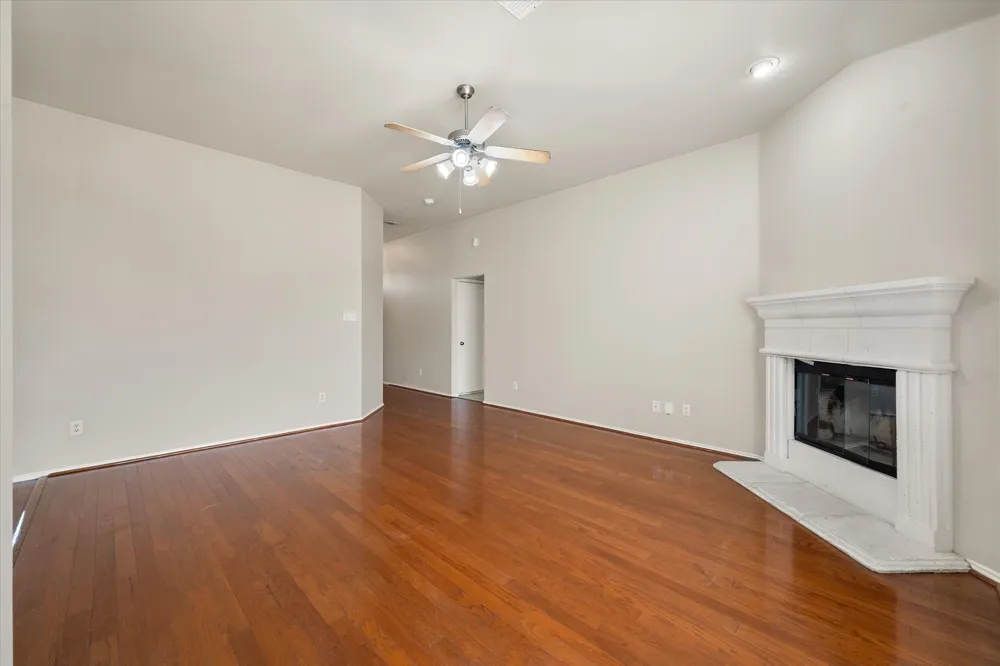 1017 Caleb Street Burleson, TX 76028