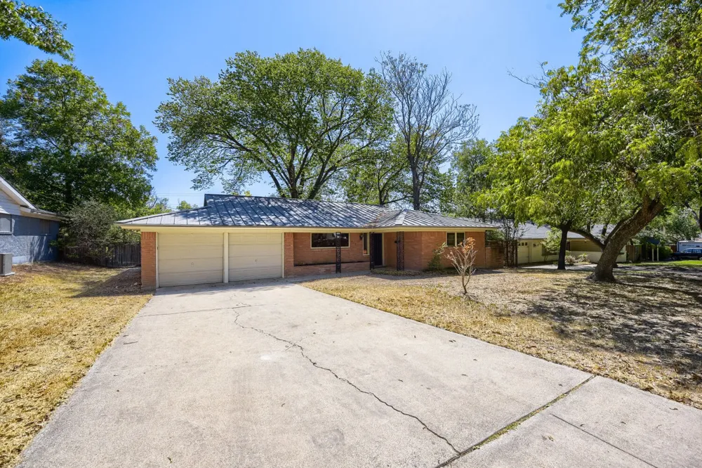 4105 Springbranch Drive Benbrook, TX 76116