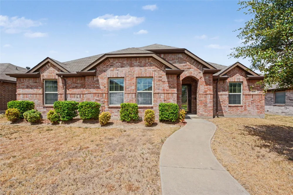 2126 Fair Weather Drive Lancaster, TX 75146