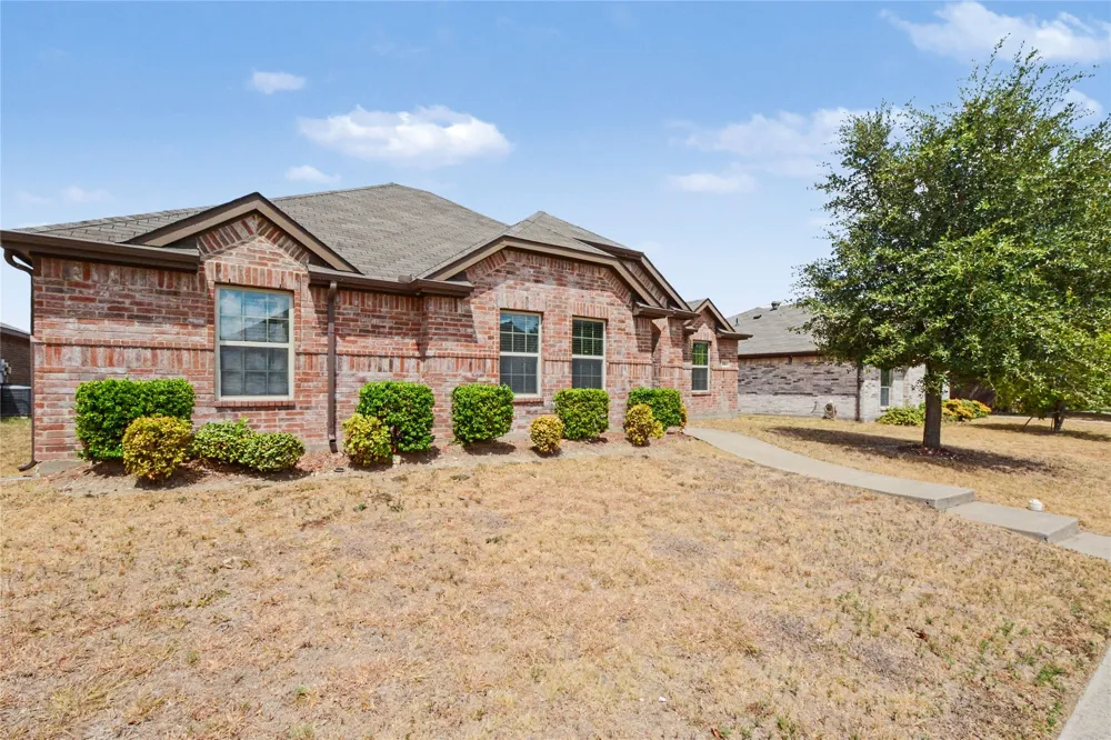 2126 Fair Weather Drive Lancaster, TX 75146