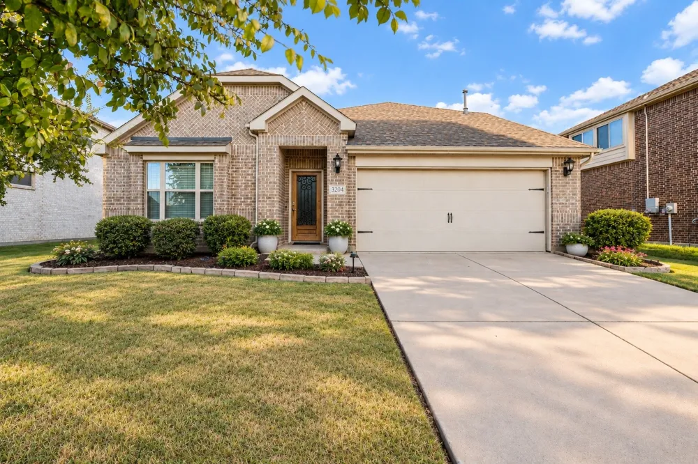 3204 Grande View Aubrey, TX 76227