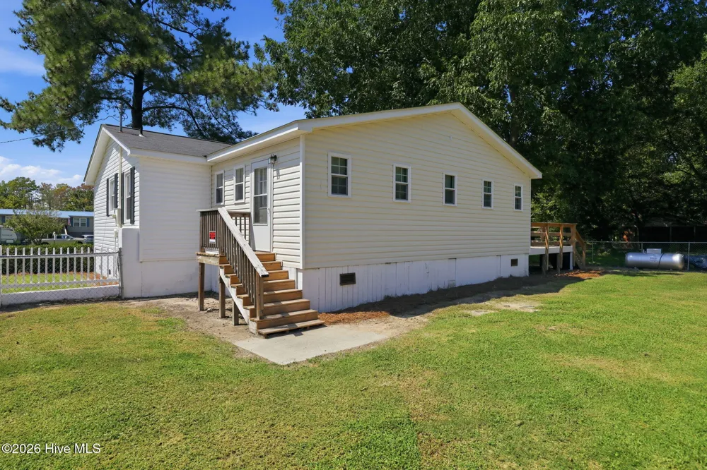 17 Old Fort Shores Road Chocowinity, NC 27817