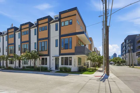 1525 Pecos #102