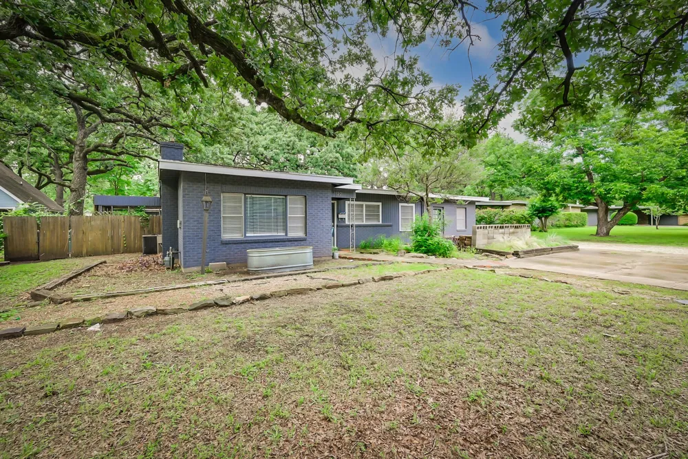 1122 W Park Row Drive Arlington, TX 76013
