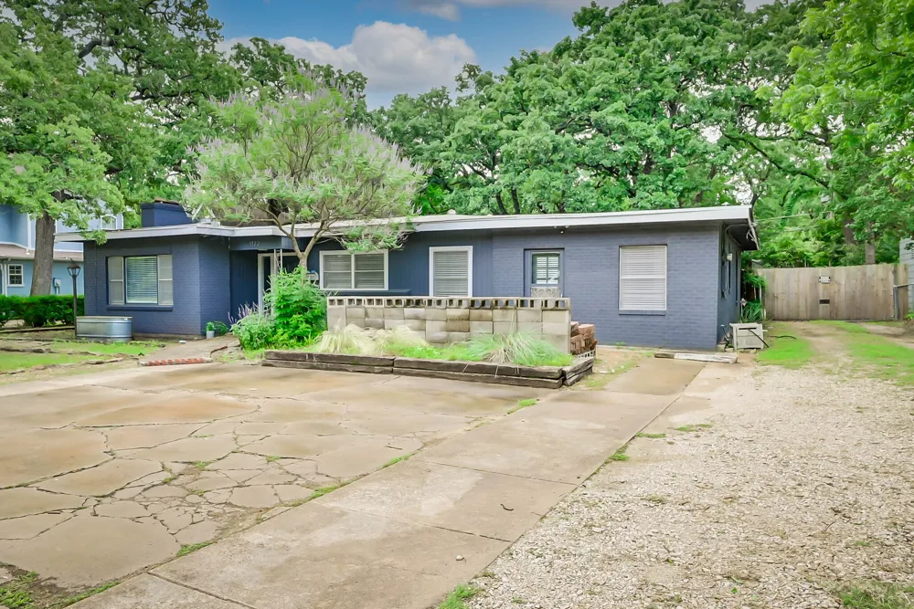 1122 W Park Row Drive Arlington, TX 76013