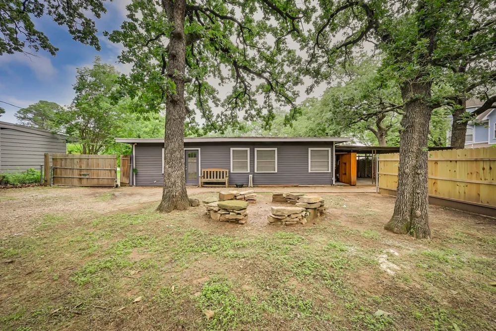 1122 W Park Row Drive Arlington, TX 76013