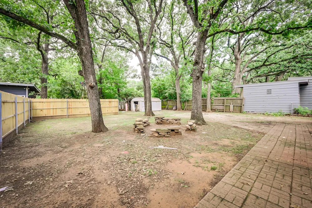 1122 W Park Row Drive Arlington, TX 76013