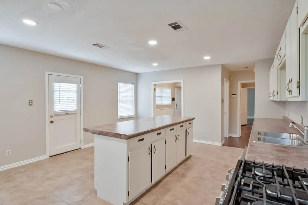 1122 W Park Row Drive Arlington, TX 76013