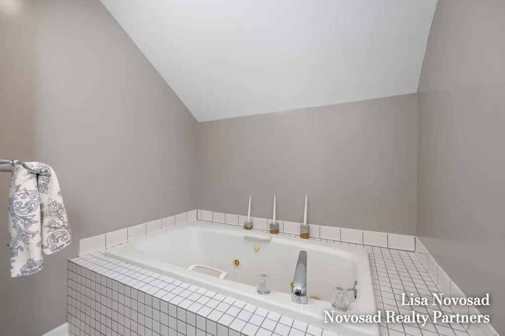2124 Rosewood Street Jenison, MI 49428