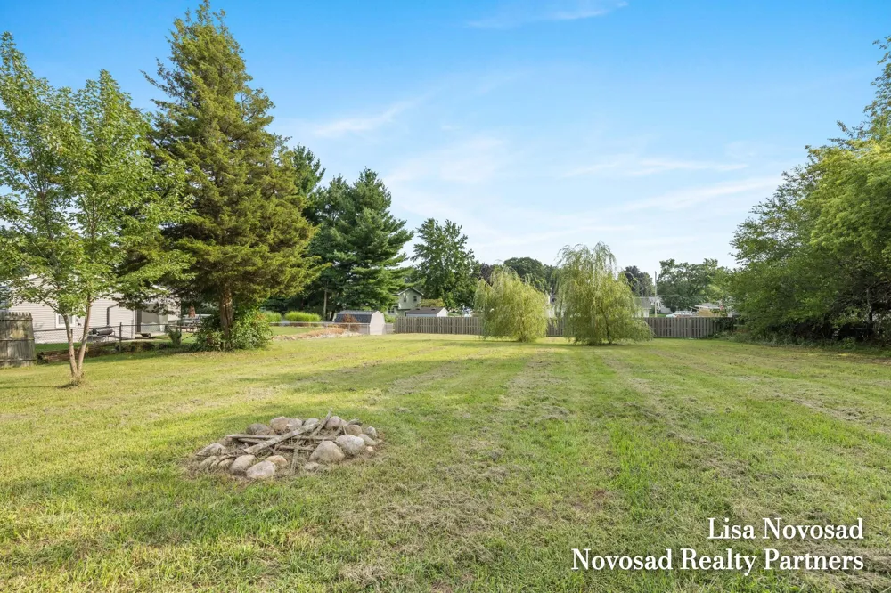 2124 Rosewood Street Jenison, MI 49428
