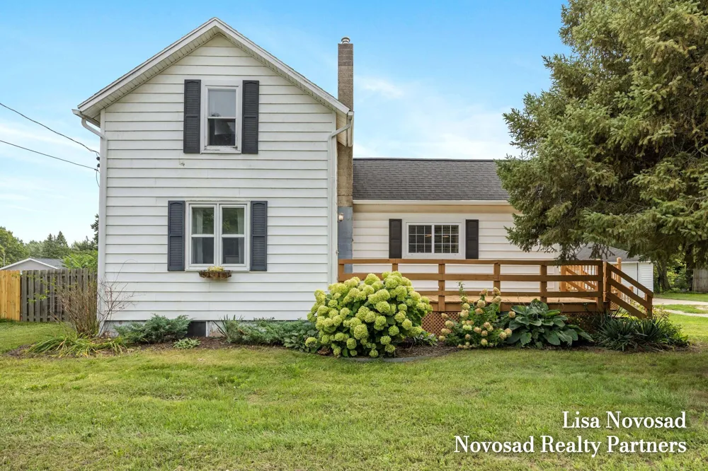 2124 Rosewood Street Jenison, MI 49428