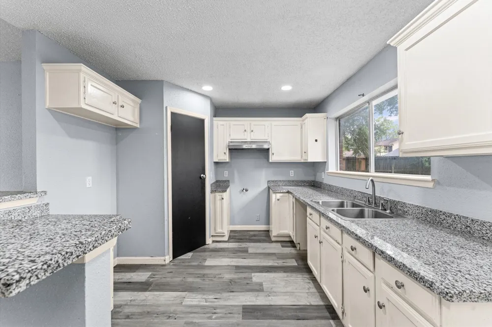 2430 Shady Bend Drive Pearland, TX 77581