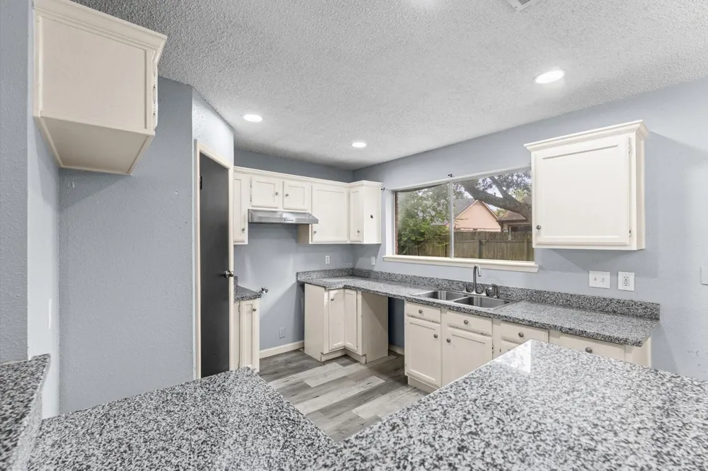 2430 Shady Bend Drive Pearland, TX 77581