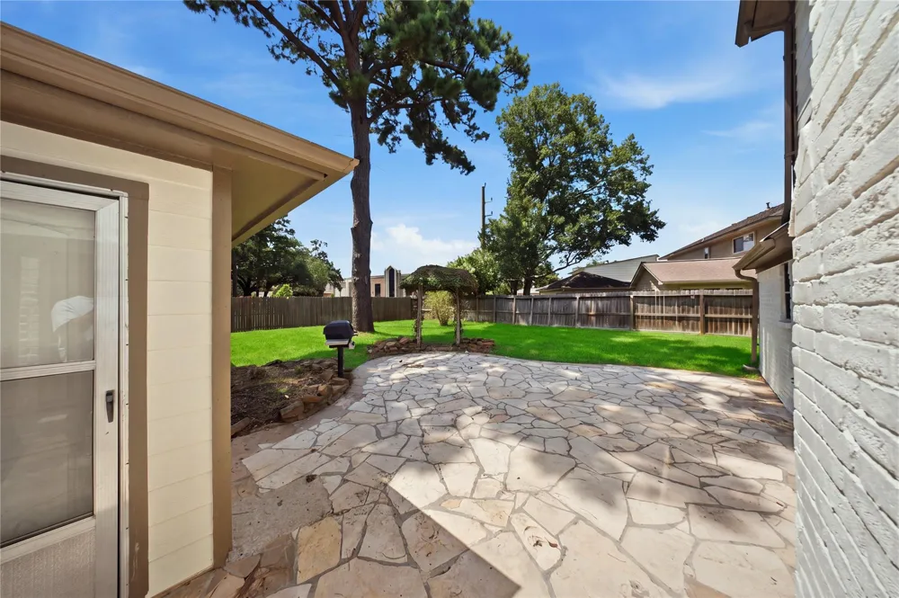 13903 Charlynn Oaks Dr Houston, TX 77070