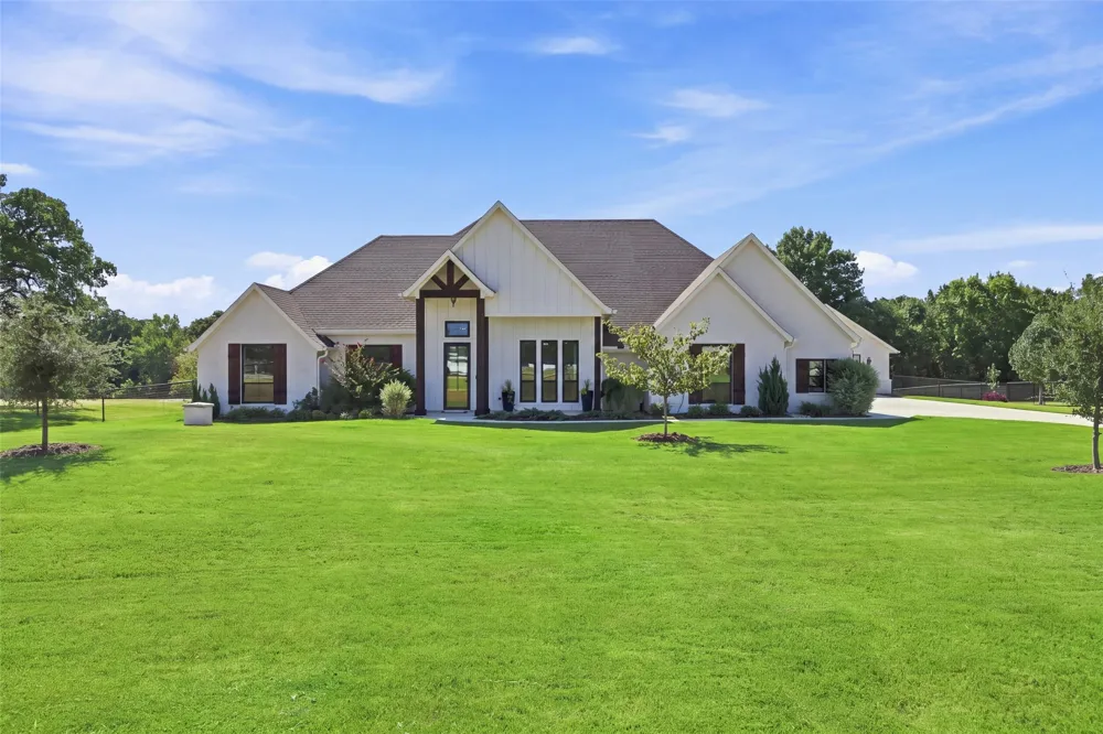 1072 Paradise Parkway Poolville, TX 76487