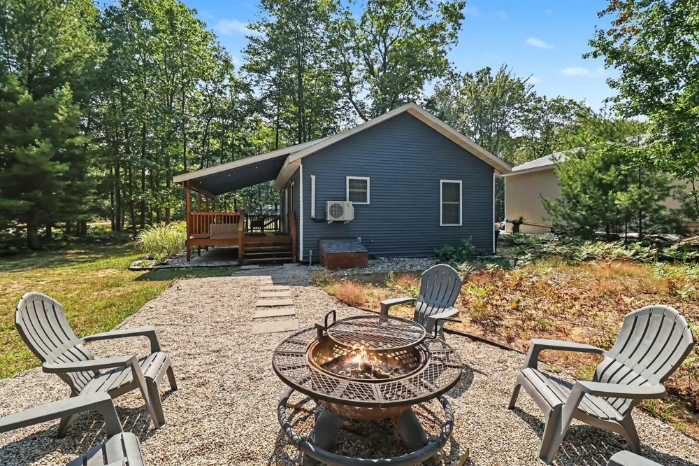 4827 Pine Avenue Mears, MI 49436