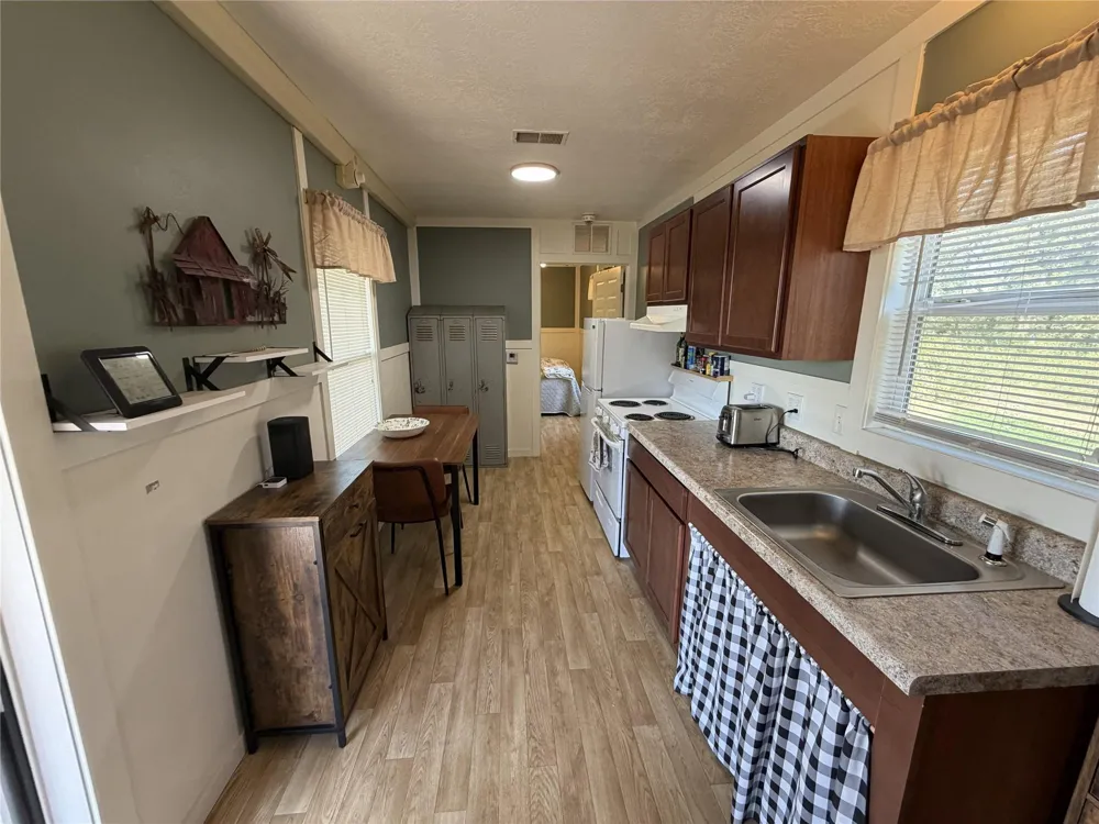 3655 County Road 430 Dime Box, TX 77853
