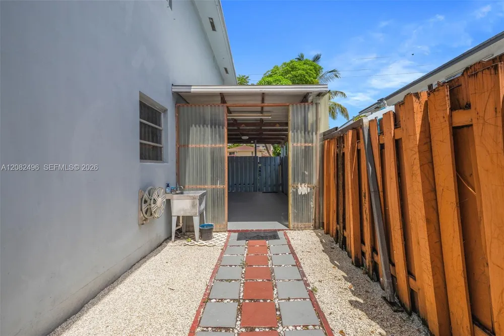 1284 W 44th Pl #3 Hialeah, FL 33012