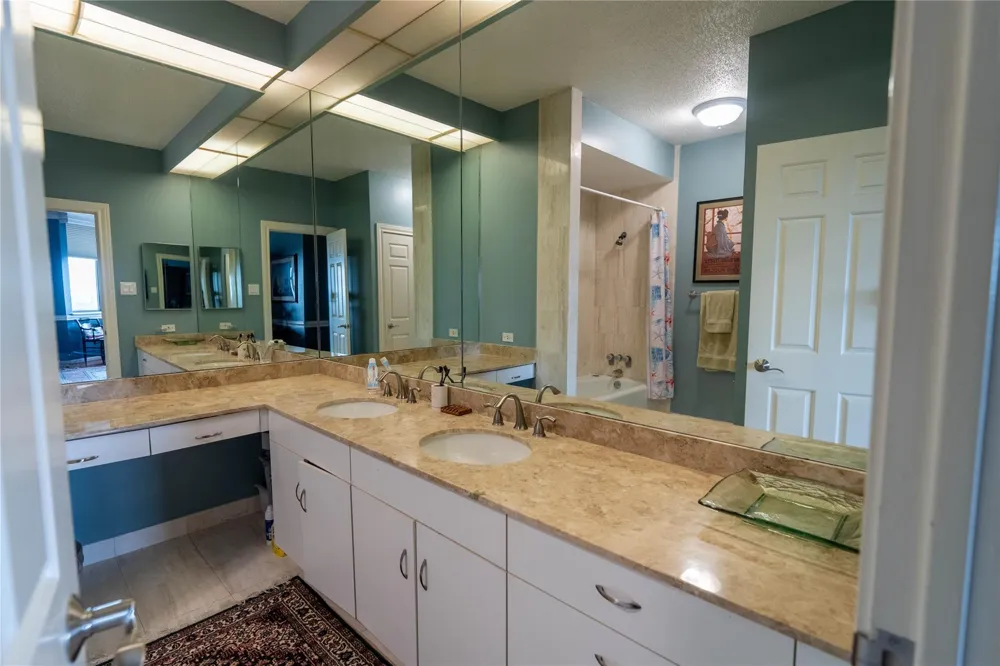 651 Bering Drive #1301 Houston, TX 77057