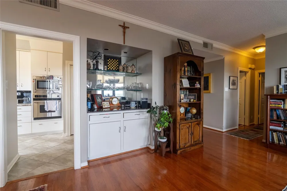 651 Bering Drive #1301 Houston, TX 77057