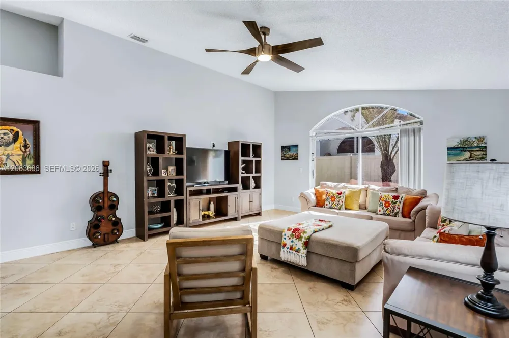 1387 SW 181st Ave Pembroke Pines, FL 33029
