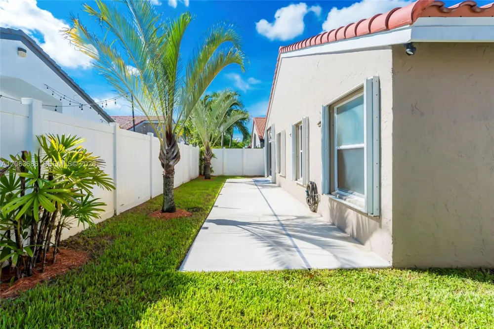 1387 SW 181st Ave Pembroke Pines, FL 33029