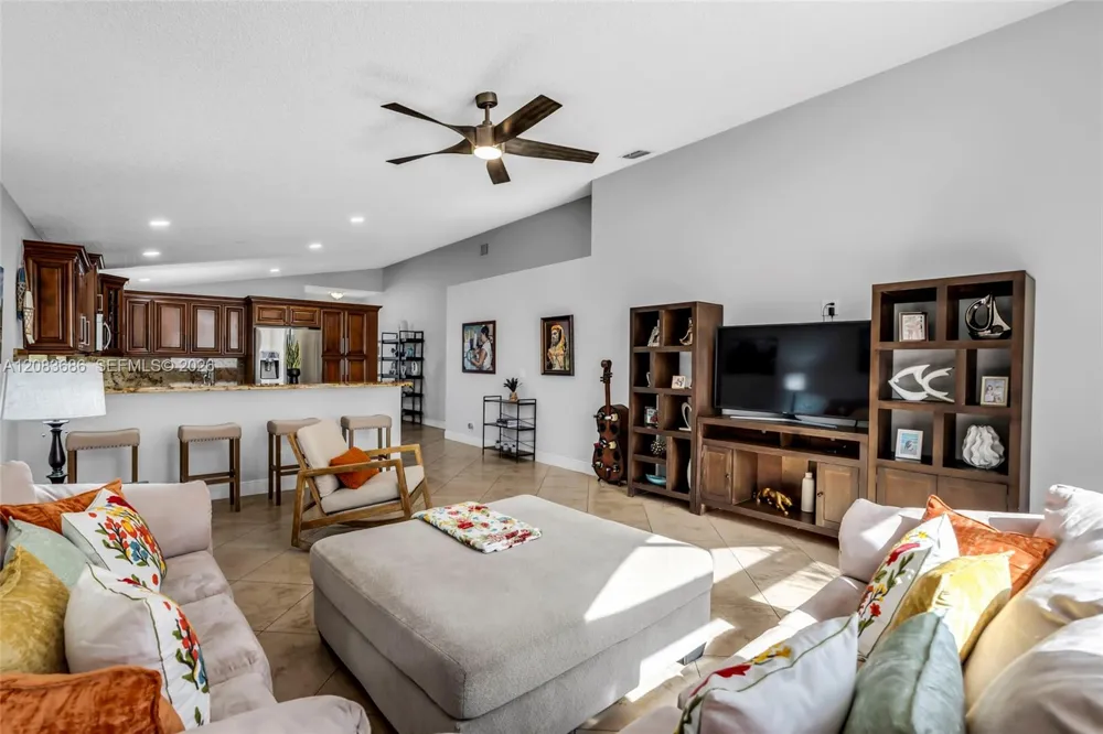 1387 SW 181st Ave Pembroke Pines, FL 33029