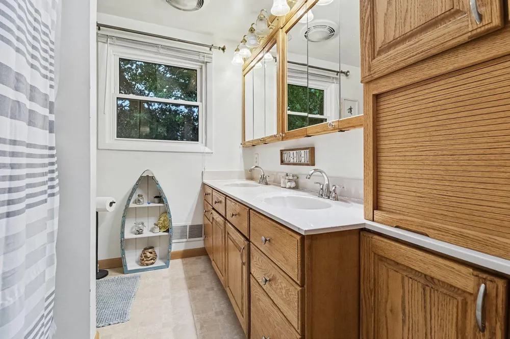 542 Eastlook Drive Saline, MI 48176