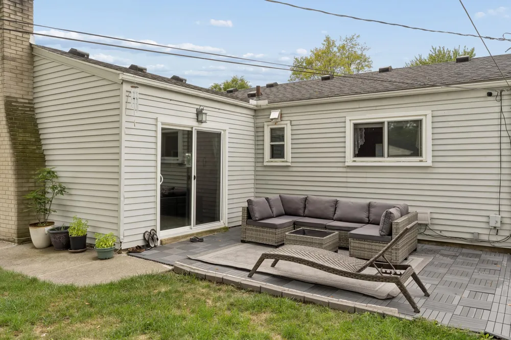 8234 Holly Drive Canton, MI 48187