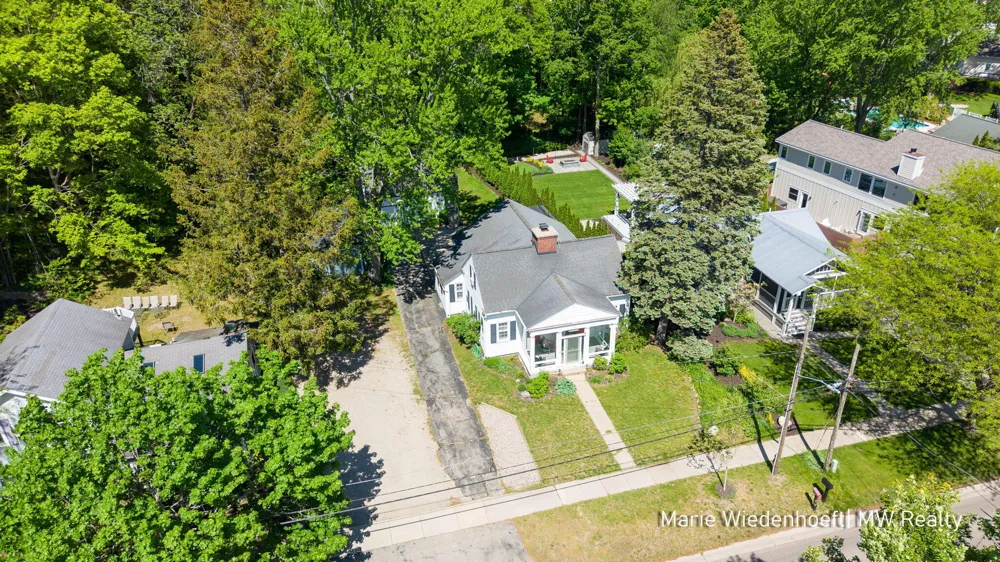 722 Lake Street Saugatuck, MI 49453