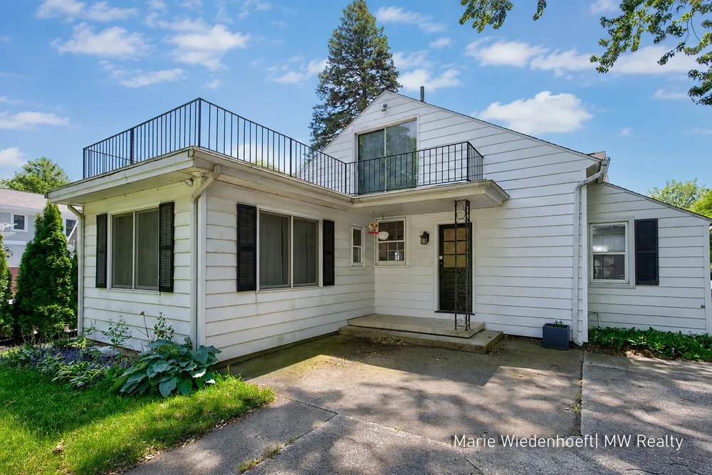 722 Lake Street Saugatuck, MI 49453