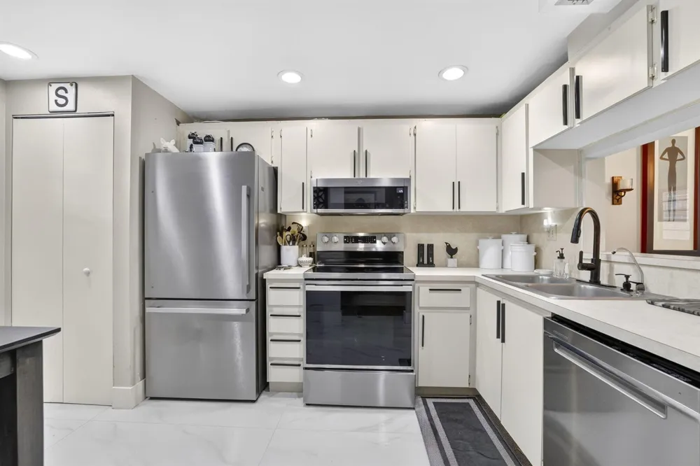 1000 COLONY POINT CIRCLE #108 Pembroke Pines, FL 33026