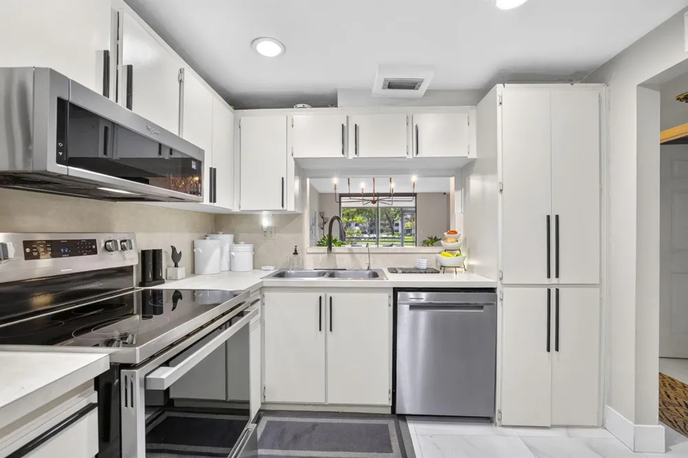 1000 COLONY POINT CIRCLE #108 Pembroke Pines, FL 33026