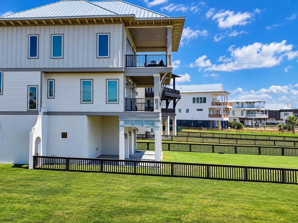 404 Seagrass Gilchrist, TX 77617