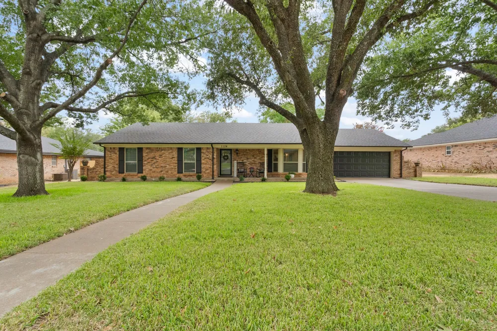 1124 Green River Trail Cleburne, TX 76033