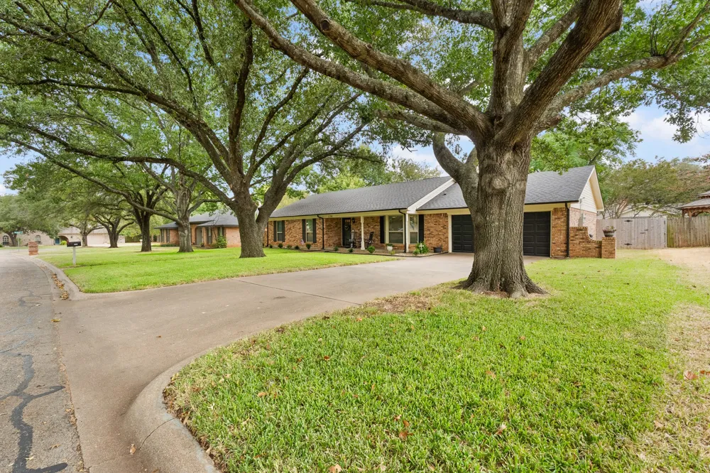 1124 Green River Trail Cleburne, TX 76033